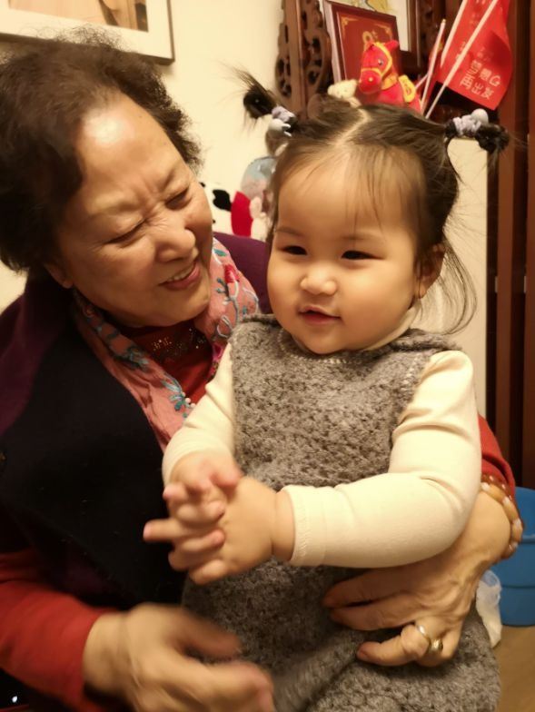 童正維兒子在訃聞中分享了母親和女兒照片，子孫三代和樂融融，相當幸福美滿。（圖／翻攝自微博）