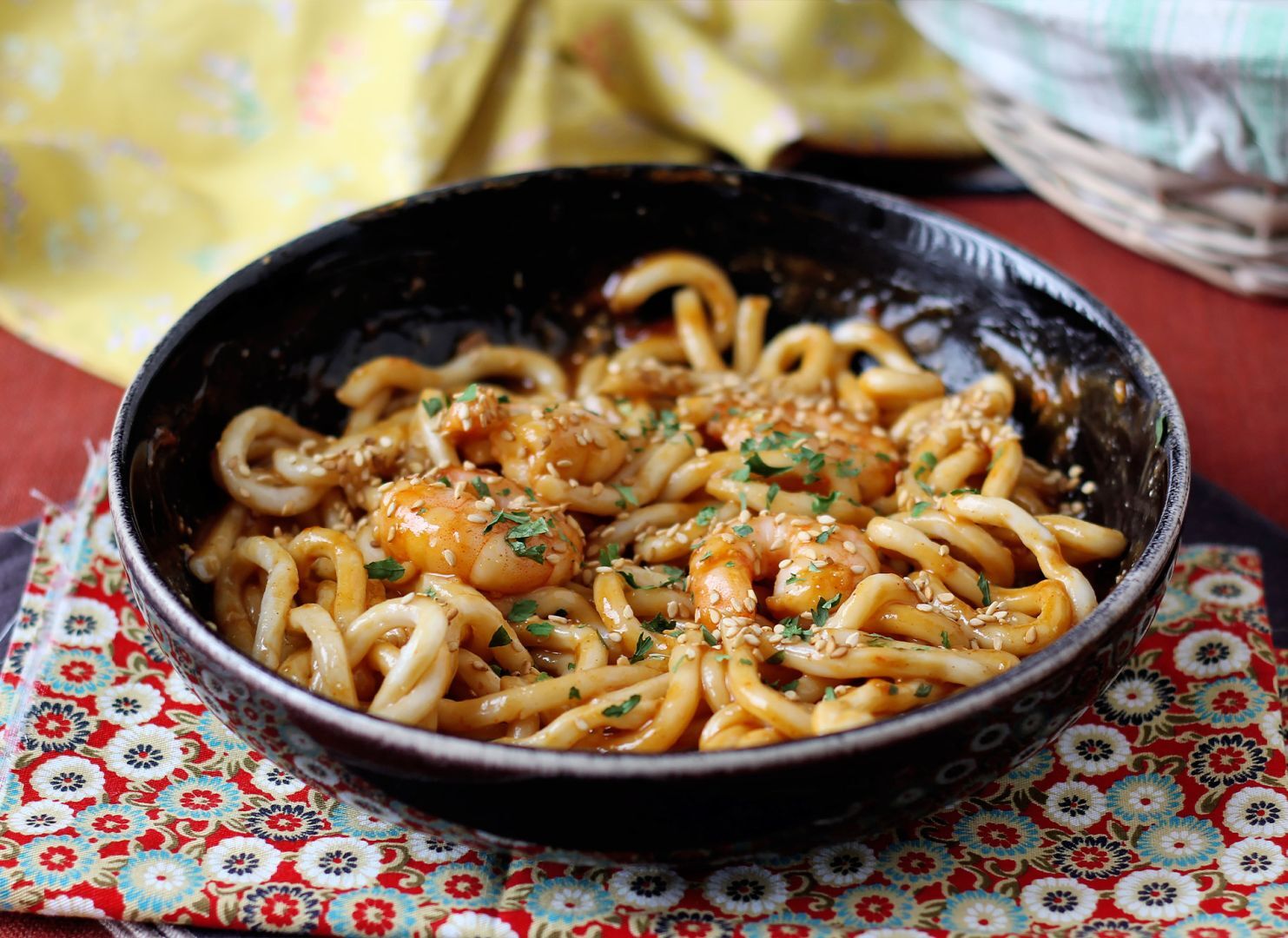 Udon-nudeln mit garnelen und scharfer erdnusssauce