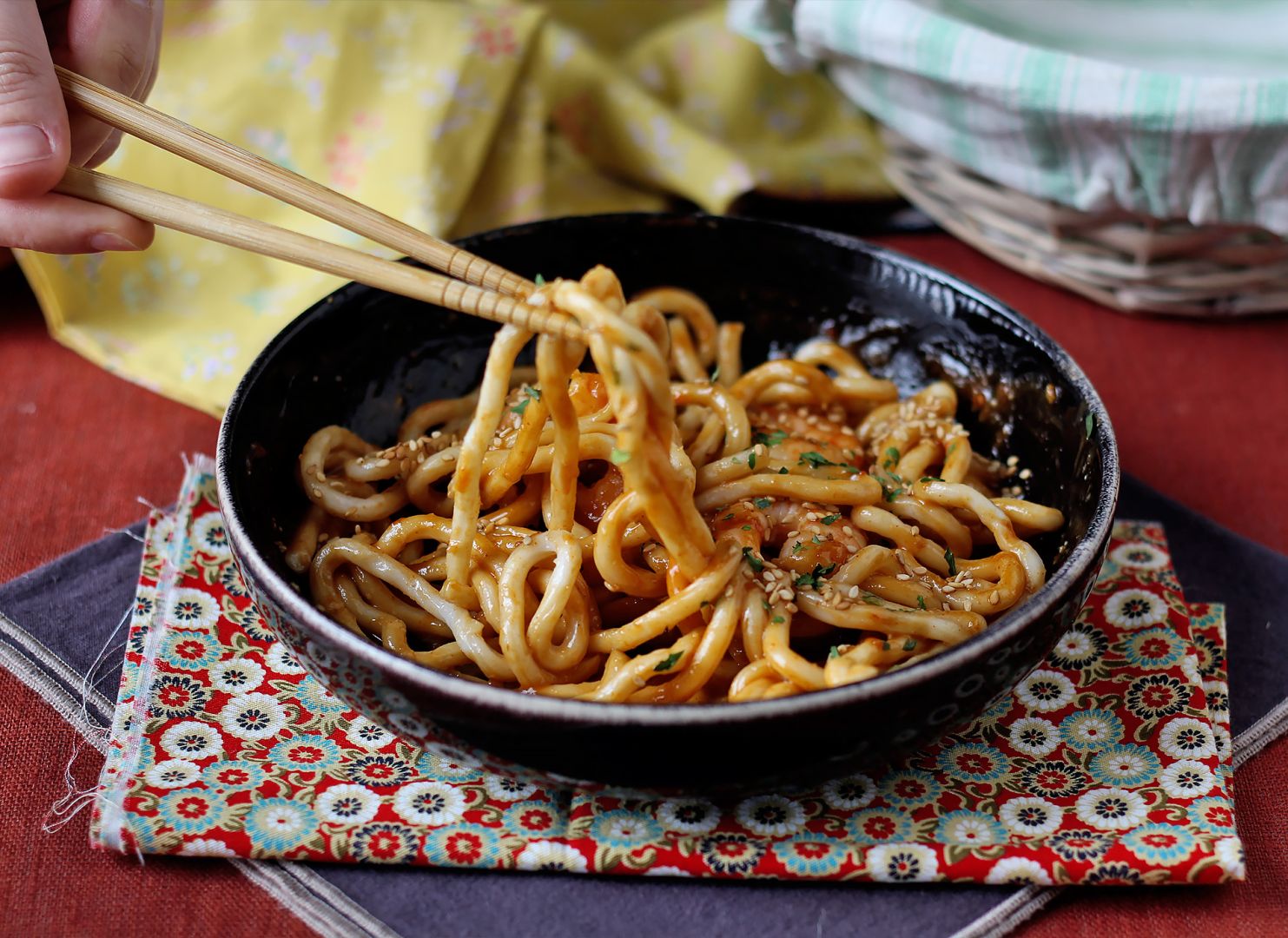 Udon-nudeln mit garnelen und scharfer erdnusssauce