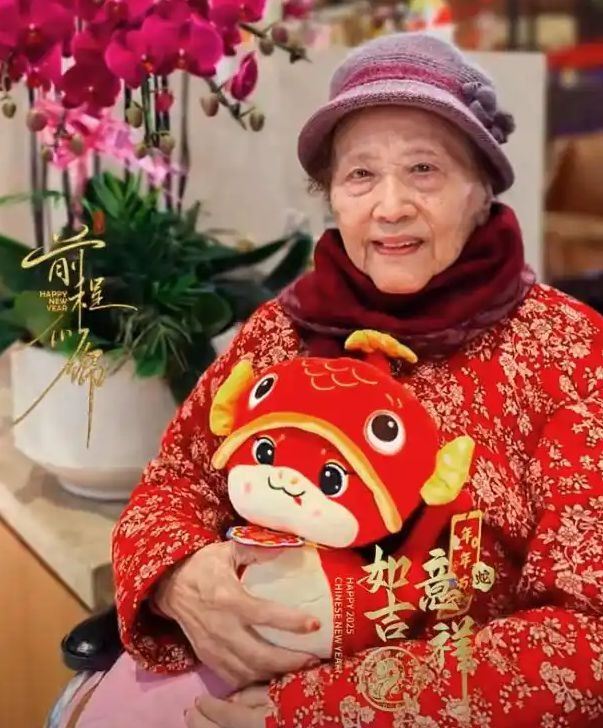 童正維今年2月還身穿紅棉蠄喜氣洋洋過年，沒想到童正維兒子馬良今發文透露噩耗。（圖／翻攝自微博）