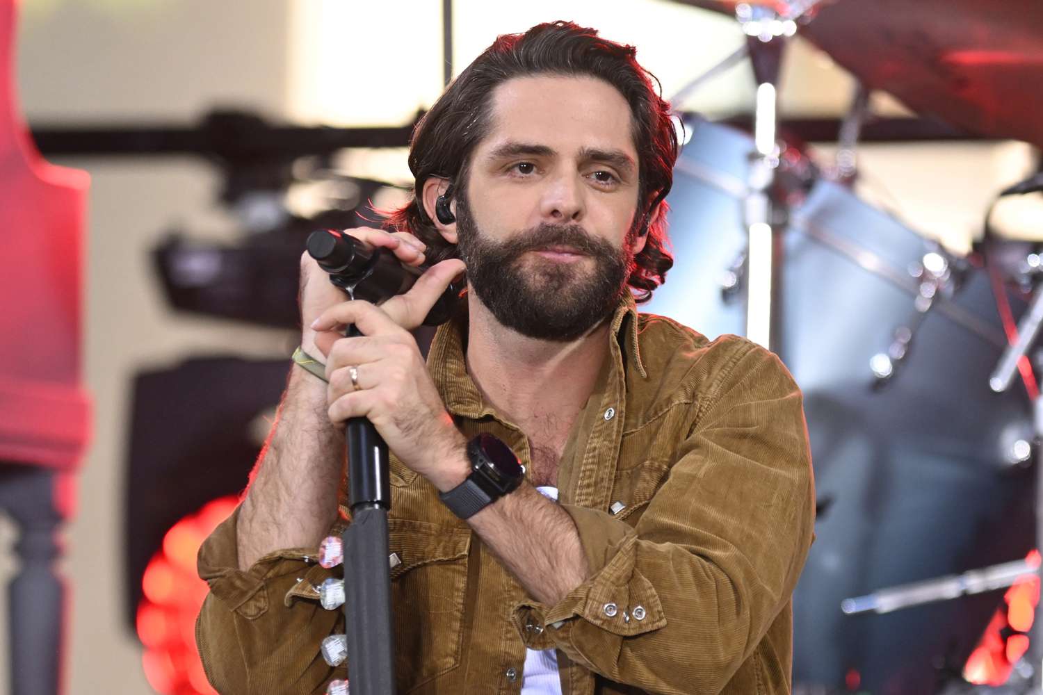 Thomas Rhett reveals he’s kind of going deaf in one ear: 'I had to go ...