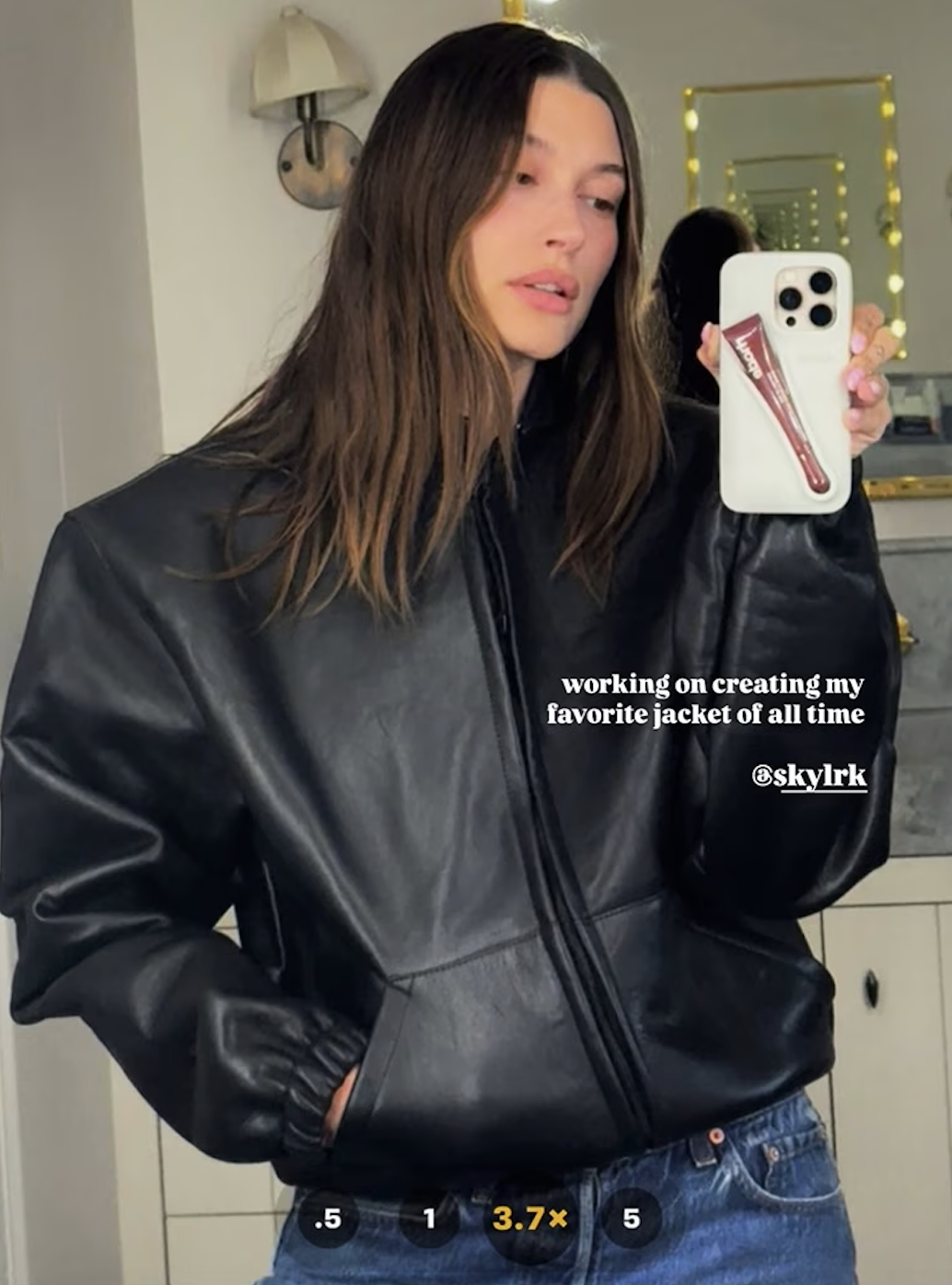 skylrk ヘイリーデザイン レザージャケット Hailey Bieber Debuts the Leather Bomber Jacket She Designed for