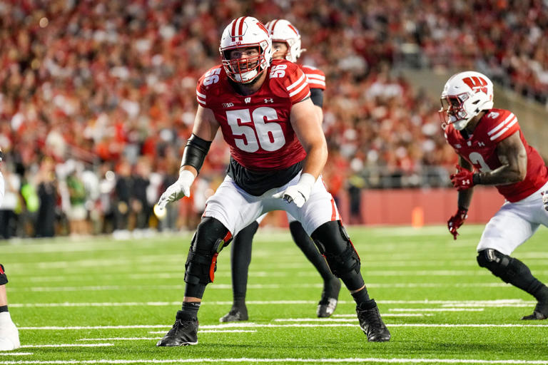 Wisconsin starting offensive lineman transfers to Indiana