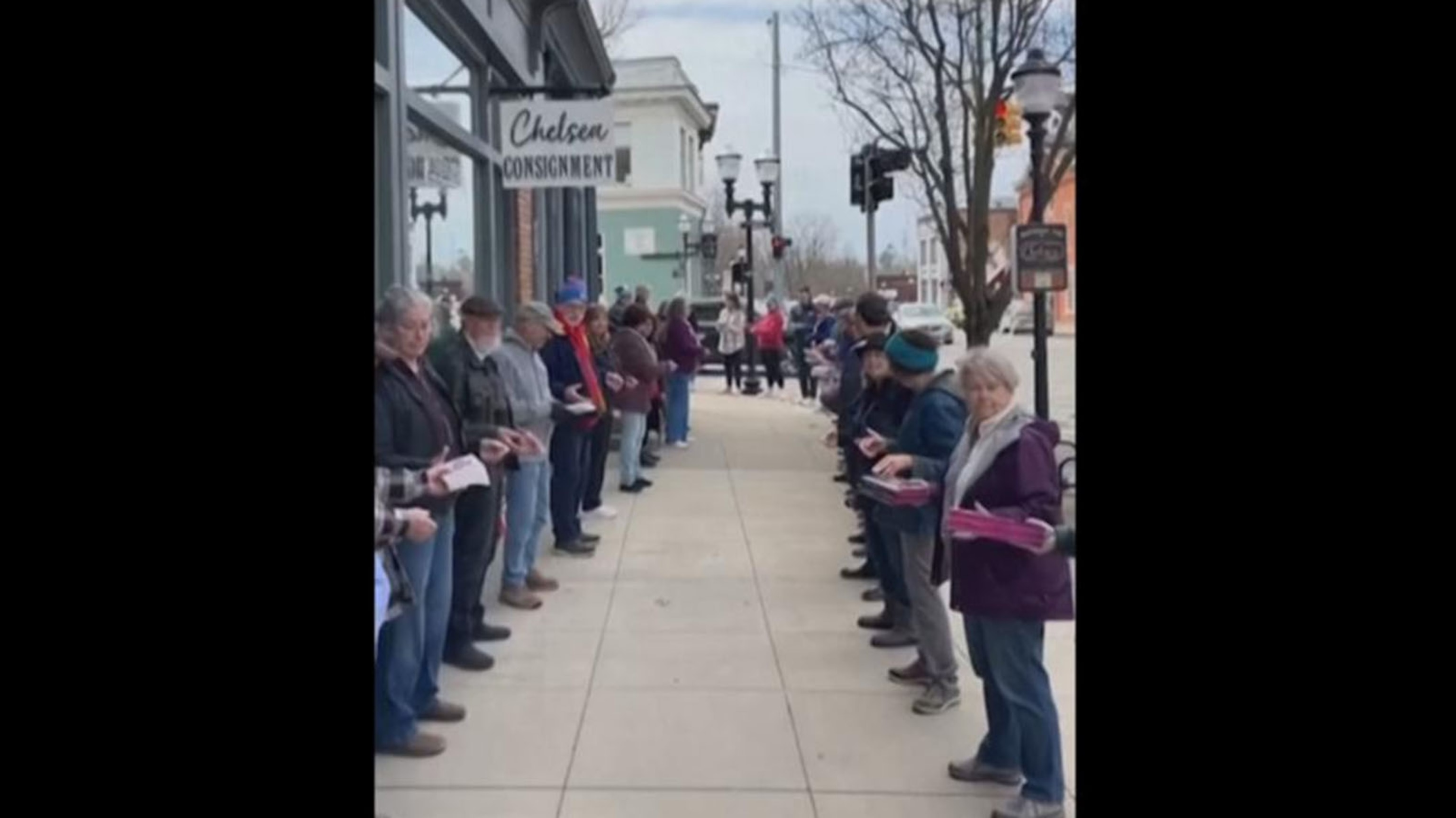 human-chain-helps-bookstore-move-9-100-books-to-new-location