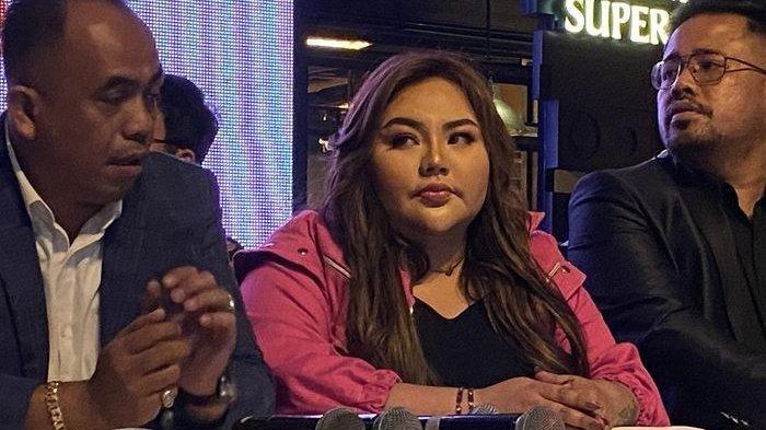 KONPRES LISA MARIANA - Lisa Mariana menggelar konferensi pers tentang hubungannya dengan RIdwan Kamil pada Jumat (11/4/2025). Ayah biologis anaknya mendadak muncul, Lisa Mariana akui takut soal hasil DNA (TribunNews)