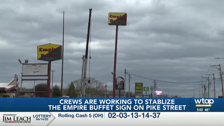 Pike Street in Marietta shut down as crews work to remove buffet sign