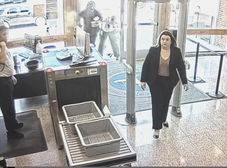 Man wearing gas mask arrested after using pepper spray on court Man wearing gas mask arrested after using pepper spray on court