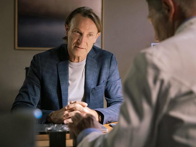 Klinikleiter Dr. Martin Stein muss bei „In aller Freundschaft“ ein folgenreiches Gespräch führen.