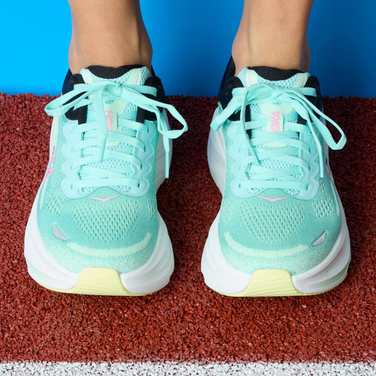 Have aching arches during long walks? Podiatrists say these shoes can help.