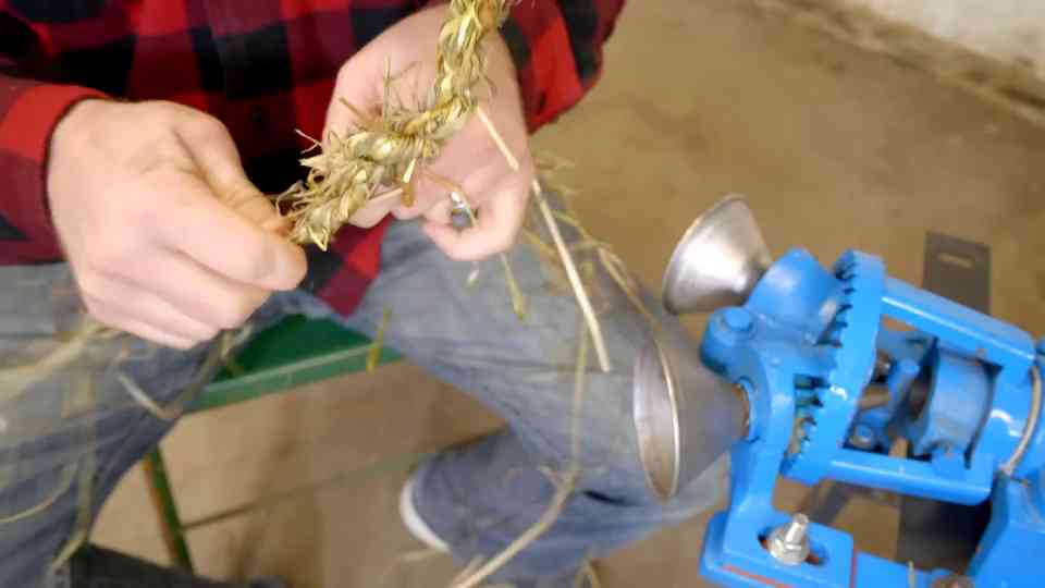 A Machine That Turns Plants Into Rope