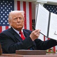 Trump: "Dazi del 25 per cento su tutte le auto importate. Del 20% contro l'Ue"