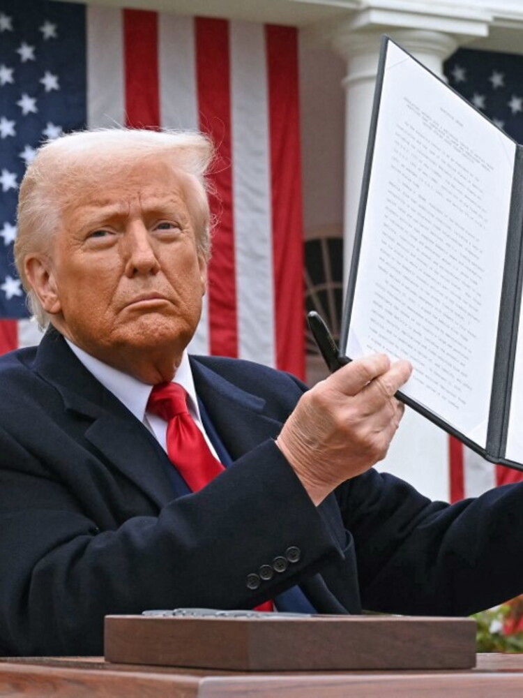 Trump: "Dazi del 25 per cento su tutte le auto importate. Del 20% contro l'Ue"