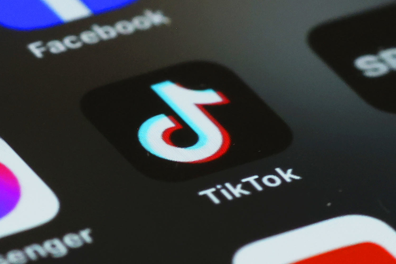 White House and China finalize deal to sell control of US TikTok business to investors backed by Trump administration<br><br>