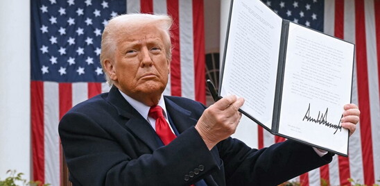 Trump: "Dazi del 25 per cento su tutte le auto importate. Del 20% contro l'Ue"