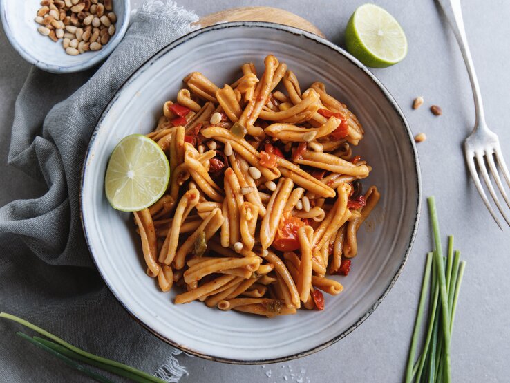 Schnelle Tomaten-Pasta mit Pinienkernen: Blitzrezept zum Genießen