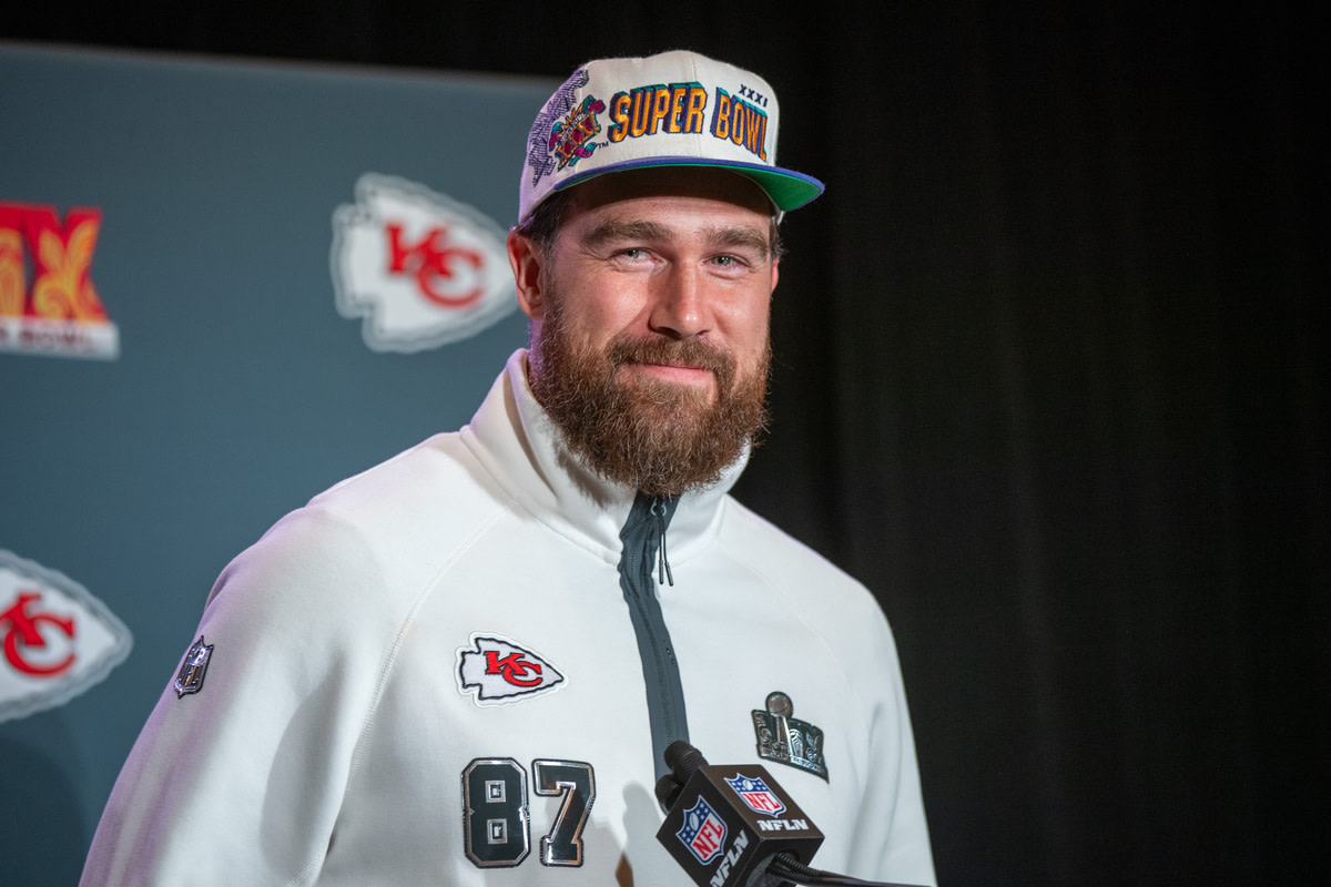 Travis Kelce Looks Identical to Mural Image of Jesus and People Can't(01)