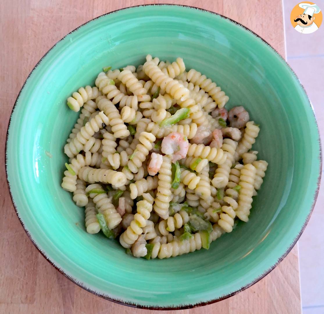 Fusilli mit zucchini, shrimps und ingwer