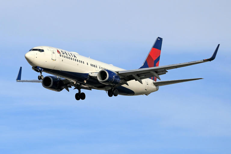 Delta Plane Narrowly Avoids Collision With Air Force Jet Near DCA