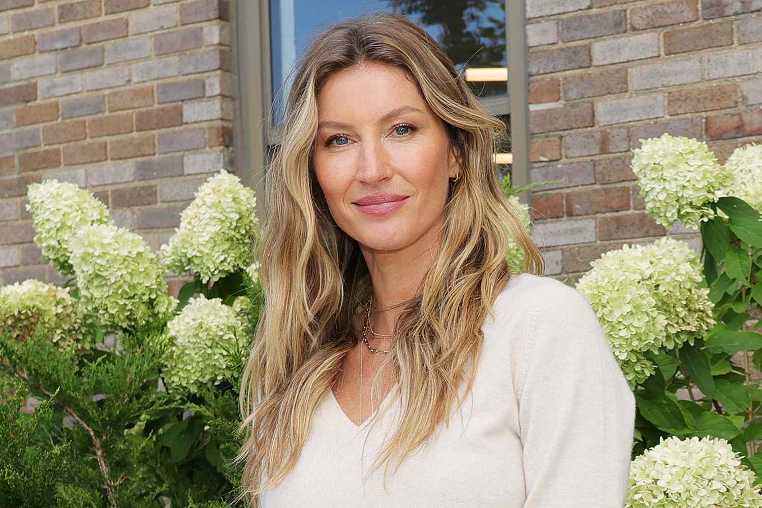 Gisele Bündchen Stars in Beachy Fashion Campaign, Her First Since(00)