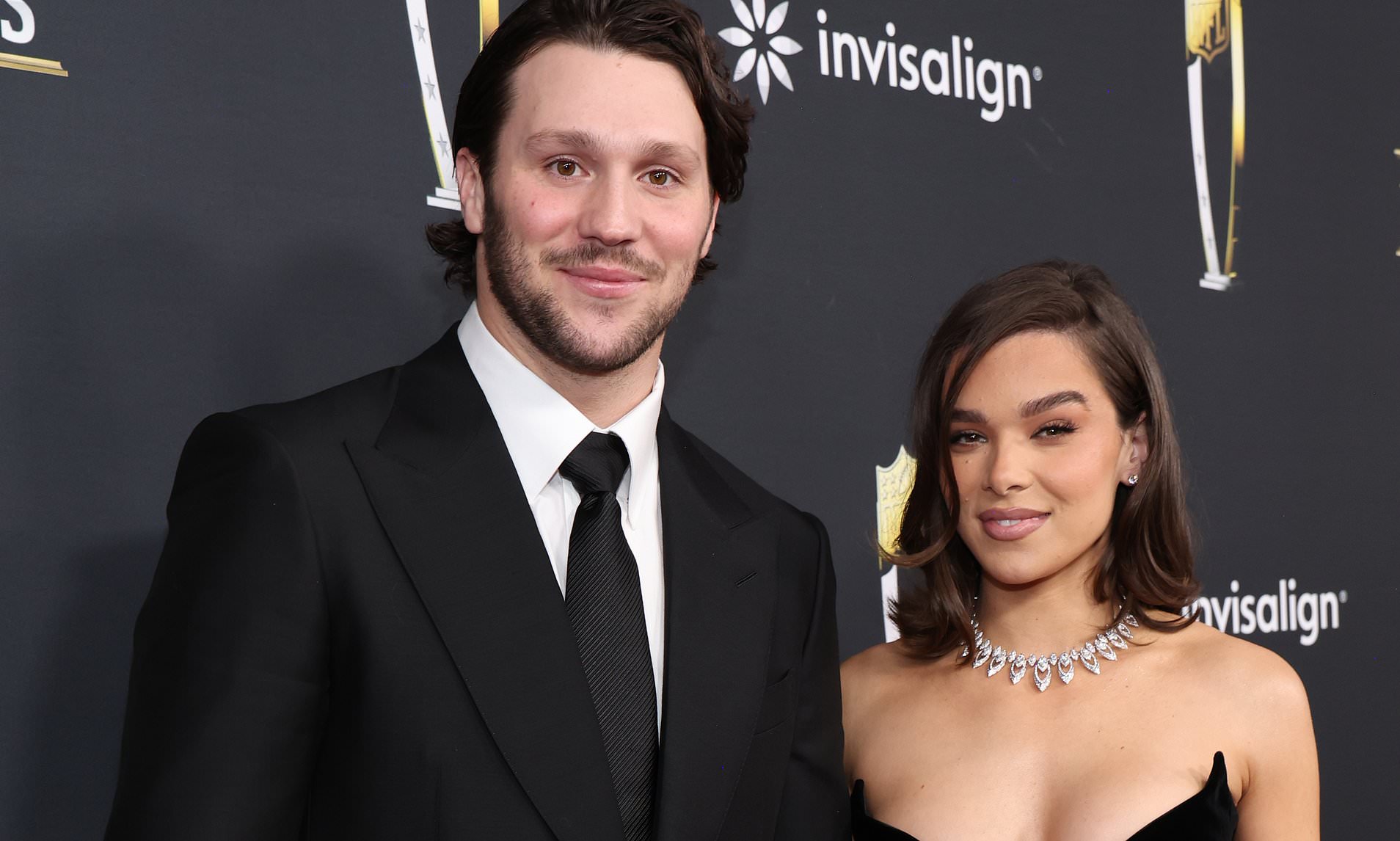 Hailee Steinfeld riles Bills fans by praising fiancee Josh Allen's(02)