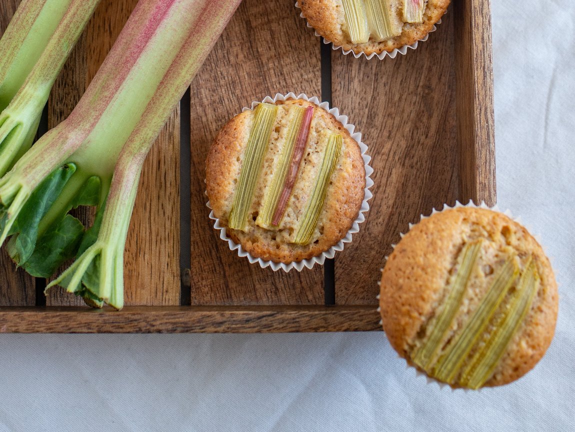 Saftige Rhabarber-Muffins: Frühlingsgenuss mit Mandelteig