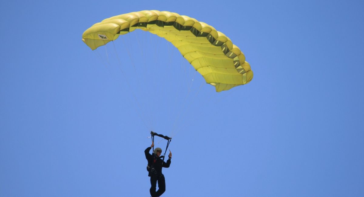 DRDO Develops Indigenous Military Combat Parachute System Enabling 30,000 Ft Jumps, Production To Begin In Kanpur