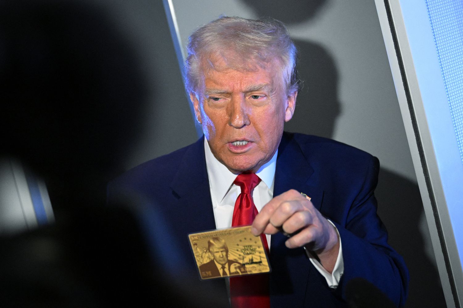 Trump Shows Off the 5 Million Immigration ‘Gold Card’ with His Face(00)
