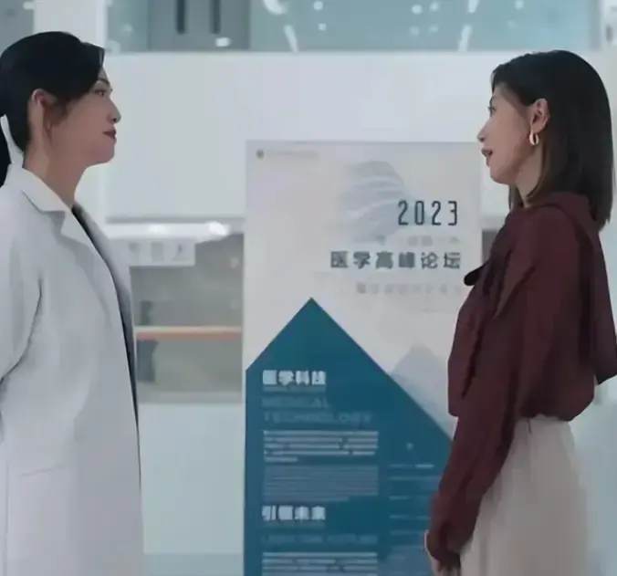 當(dāng)46歲姚晨遇上51歲賈靜雯，才知原生臉多重要，就連皺紋都是美的