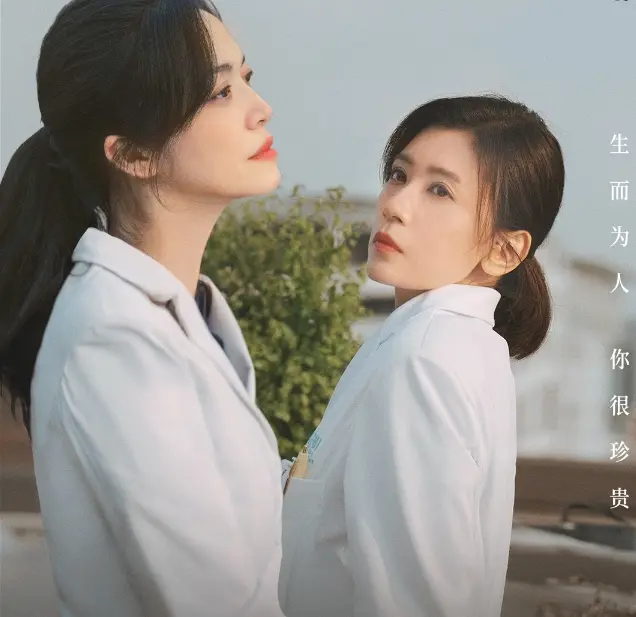 当46岁姚晨遇上51岁贾静雯，才知原生脸多重要，就连皱纹都是美的