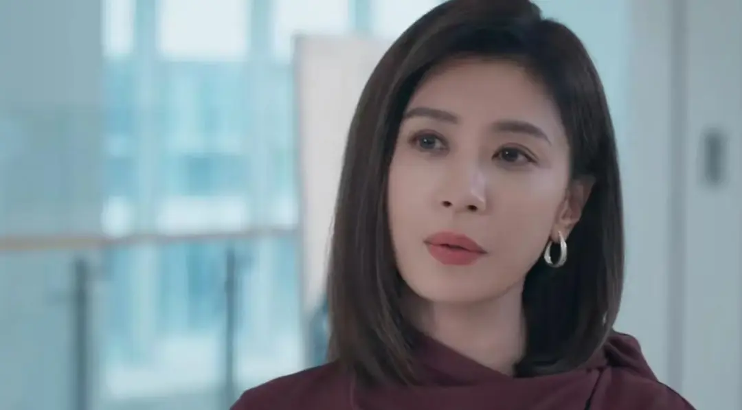 当46岁姚晨遇上51岁贾静雯，才知原生脸多重要，就连皱纹都是美的