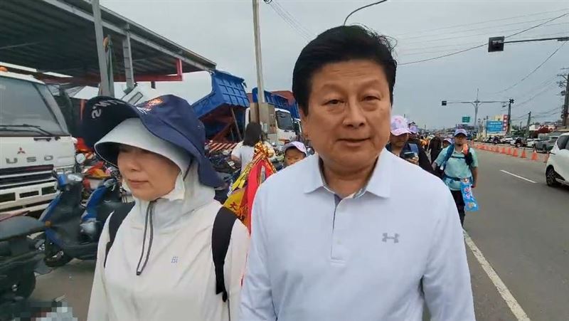 傅崐萁現身大甲媽遶境徒步隊伍遭嗆「罷免賣台立委」。（圖／翻攝畫面）