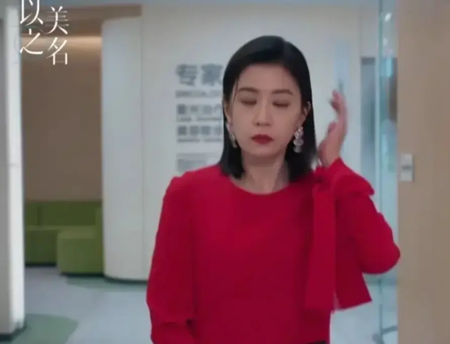 当46岁姚晨遇上51岁贾静雯，才知原生脸多重要，就连皱纹都是美的