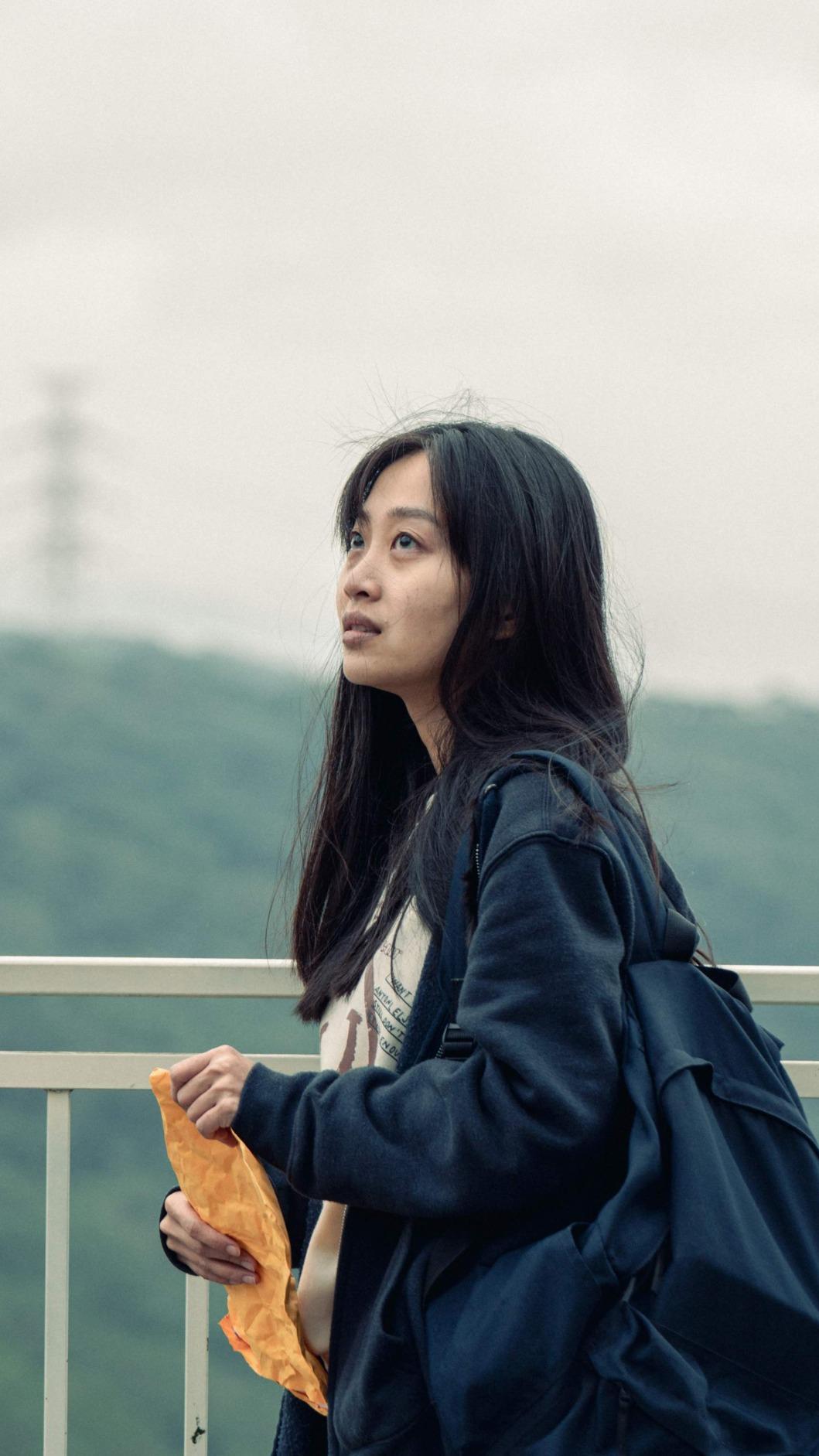 楊富江劇中因夢想漸遠，在觀景台上痛哭。（圖／公視提供）