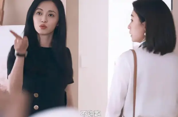 当46岁姚晨遇上51岁贾静雯，才知原生脸多重要，就连皱纹都是美的