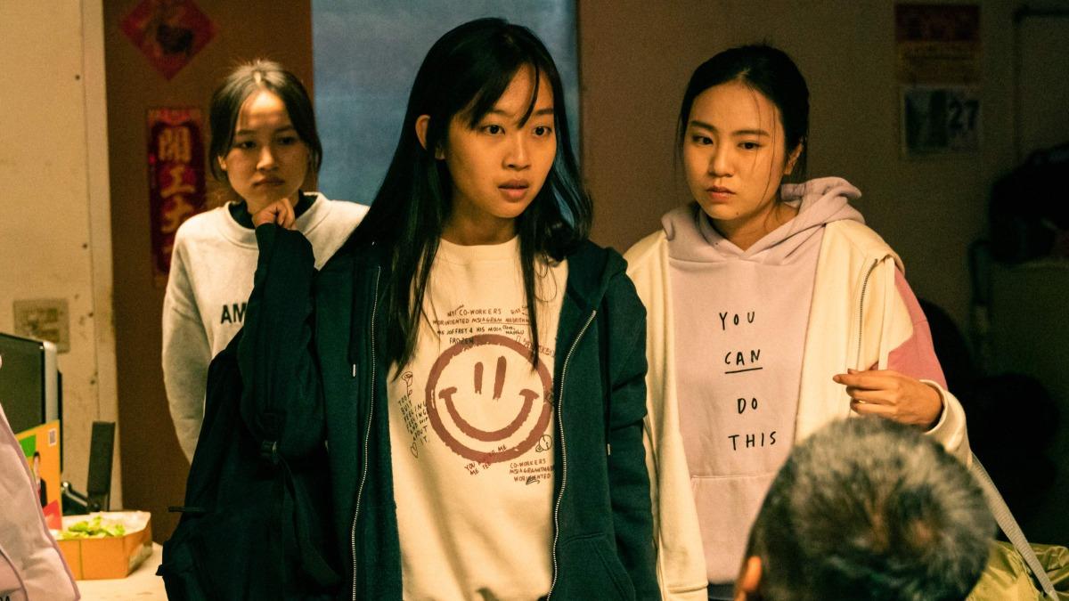 楊富江（左）、周芷瑩（右）飾演在鐵工廠打工的留學生，卻遭遇到不公平的待遇。（圖／公視提供）