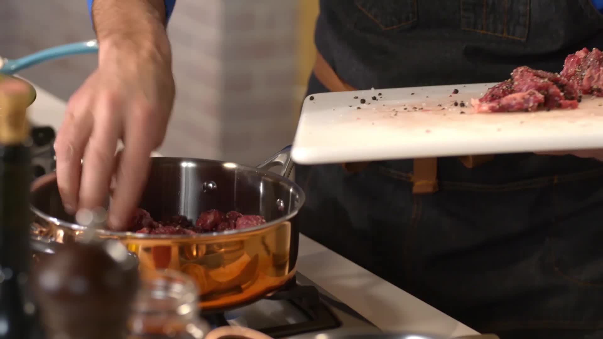 Pfeffer-Rindergulasch mit Chianti und Knoblauch