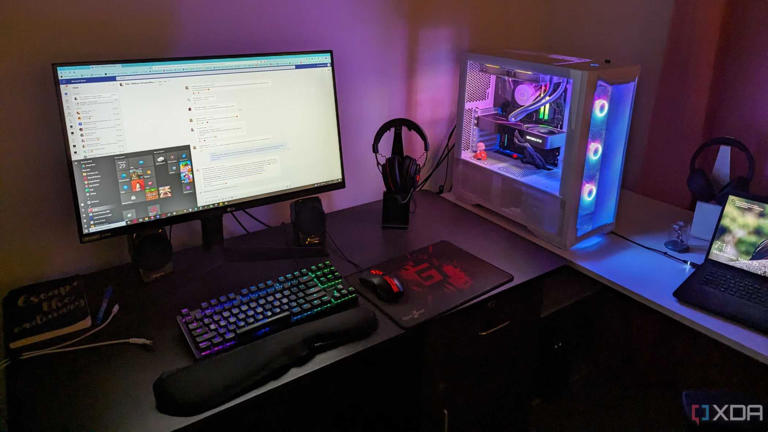 Gaming-PC-setup-with-monitor-keyboard-mouse(1)