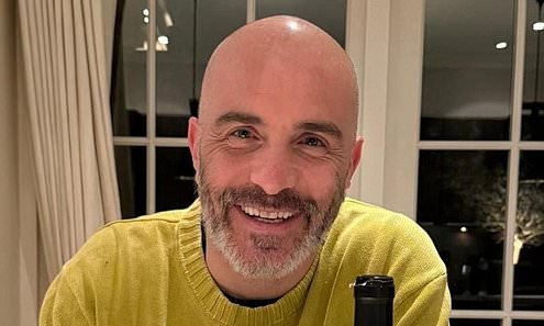 Enzo Maresca toasts Chelsea's victory over Spurs with glass of Lionel