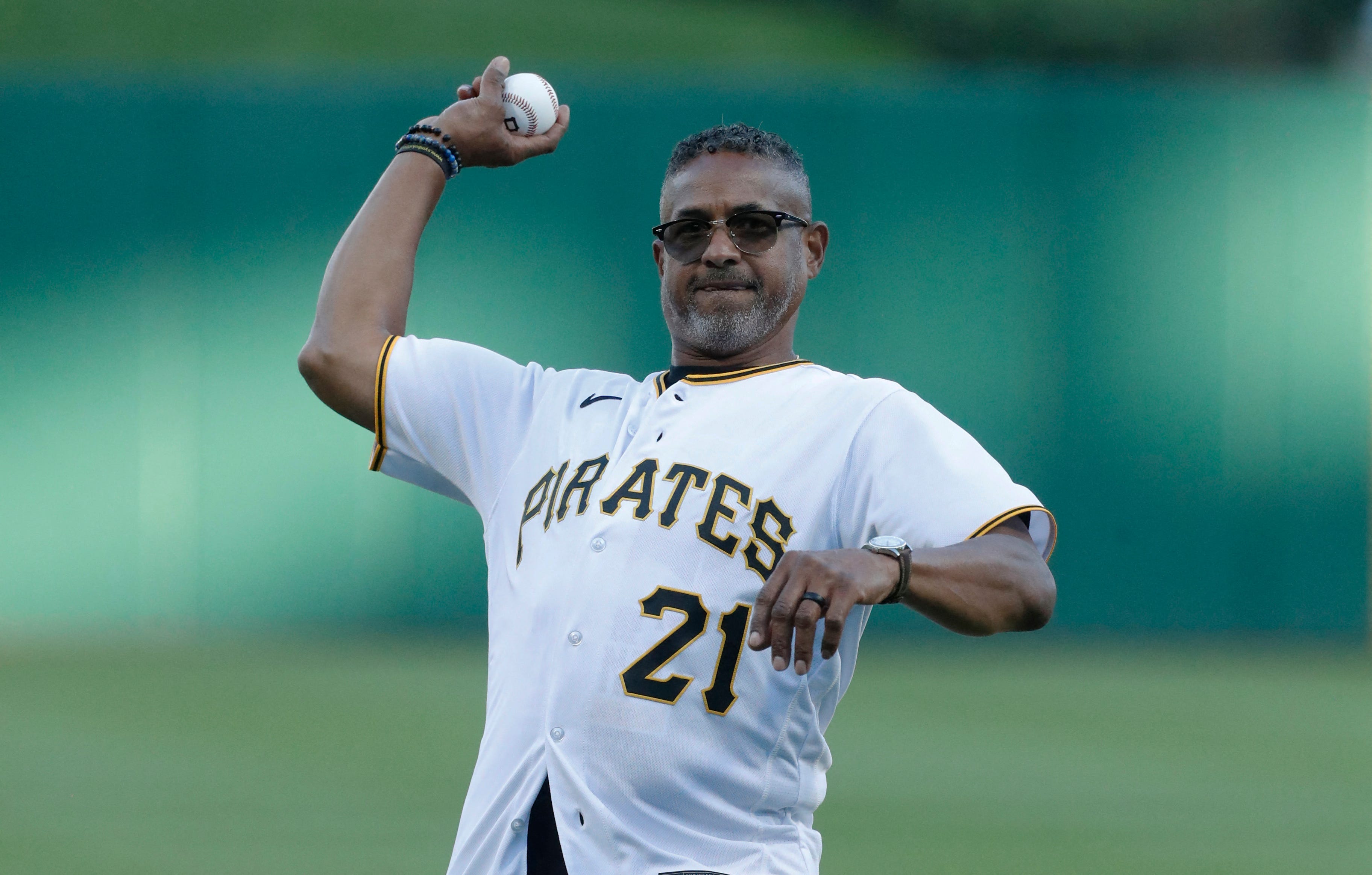 Pittsburgh Pirates replacing Roberto Clemente tribute with an ad