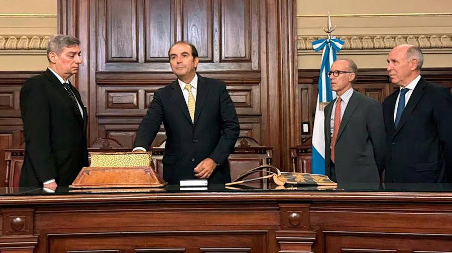 Horacio Rosatti le tomó juramento a Manuel García-Mansilla bajo la mirada de Ricardo Lorenzetti y Carlos Rosenkrantz.