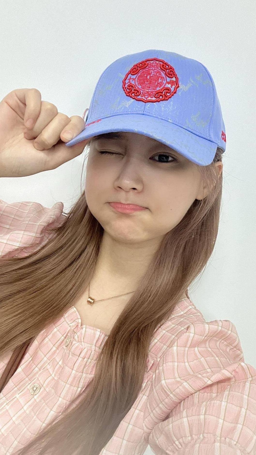 啦啦隊女神朴善珠分享戴「秩序帽」的美照。（圖／翻攝朴善珠Threads）