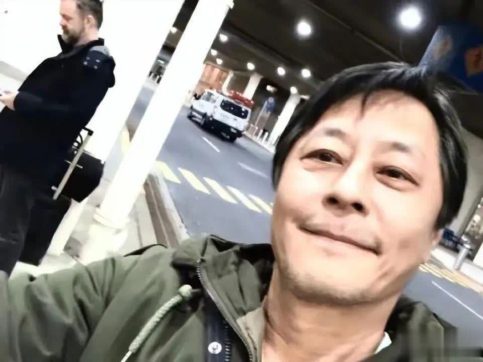 歌手王杰近照曝光！隐居加拿大，白发苍苍却精神矍铄