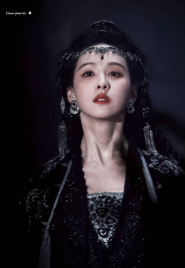 陈都灵一袭黑衣似神女，眉眼温柔又凌厉