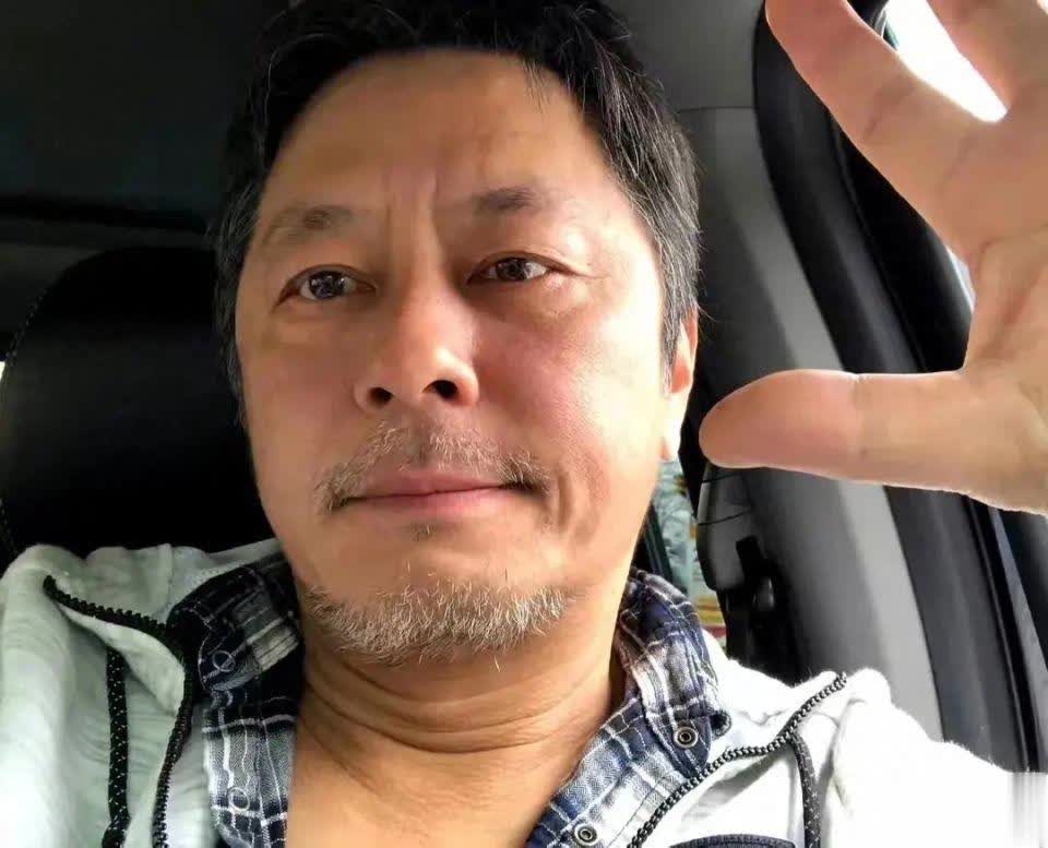 歌手王杰近照曝光！隐居加拿大，白发苍苍却精神矍铄 