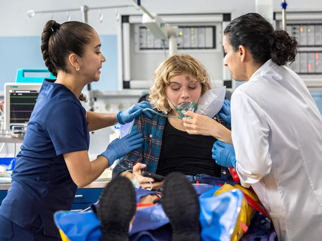 Eine Assistenzärztin bei „In aller Freundschaft – Die jungen Ärzte“ leistet sich einen Fehltritt.