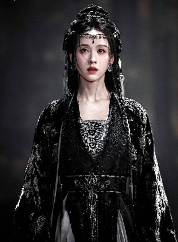 陈都灵一袭黑衣似神女，眉眼温柔又凌厉
