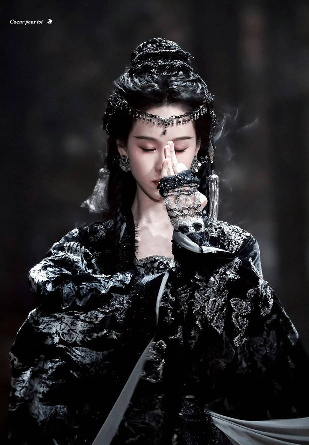陈都灵一袭黑衣似神女，眉眼温柔又凌厉
