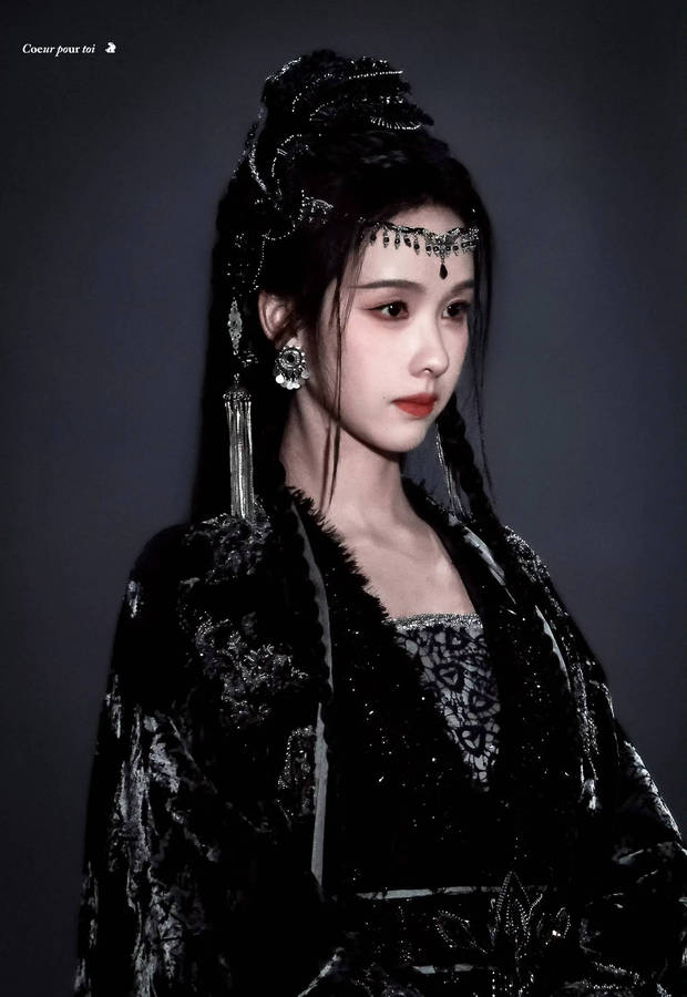 陈都灵一袭黑衣似神女，眉眼温柔又凌厉