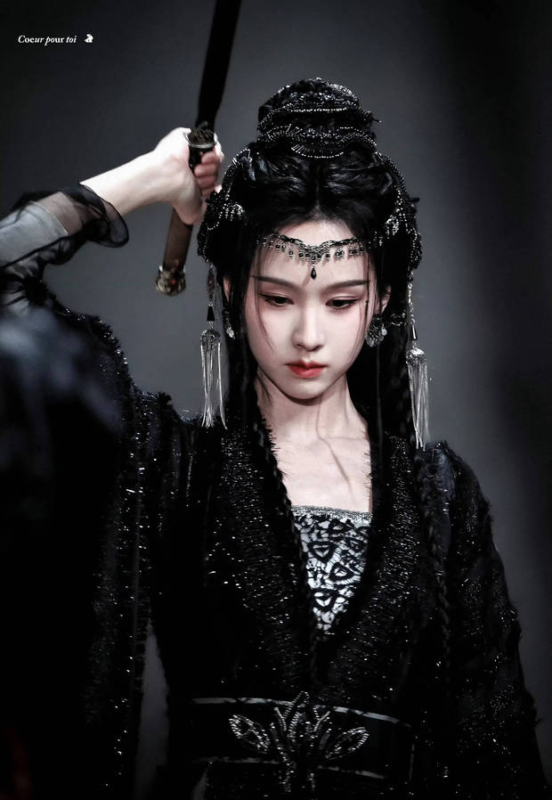 陈都灵一袭黑衣似神女，眉眼温柔又凌厉