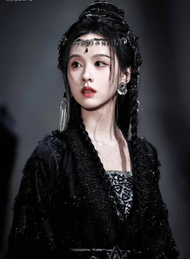 陈都灵一袭黑衣似神女，眉眼温柔又凌厉